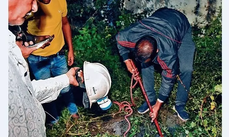 अस्पताल के खुले सेप्टिक टैंक ने बुझा दिए घर के चिराग डूबे दो मासूम सगे भाई अस्पताल के खुले सेप्टिक टैंक ने बुझा दिए घर के चिराग डूबे दो मासूम सगे भाई