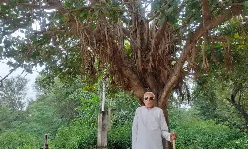 80 की उम्र आंखों से लाचारी फिर भी 10 किमी पैदल चलकर प्रकृति को जीवनदान दे रहे श्याम सुंदर तिवारी 80 की उम्र आंखों से लाचारी फिर भी 10 किमी पैदल चलकर प्रकृति को जीवनदान दे रहे श्याम सुंदर तिवारी
