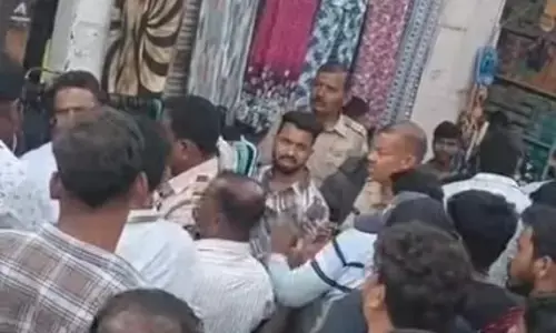 सीताबर्डी में हॉकर्स और पुलिस के बीच हुआ हंगामा, पुलिस की कार्यप्रणाली पर उठे सवाल सीताबर्डी में हॉकर्स और पुलिस के बीच हुआ हंगामा, पुलिस की कार्यप्रणाली पर उठे सवाल