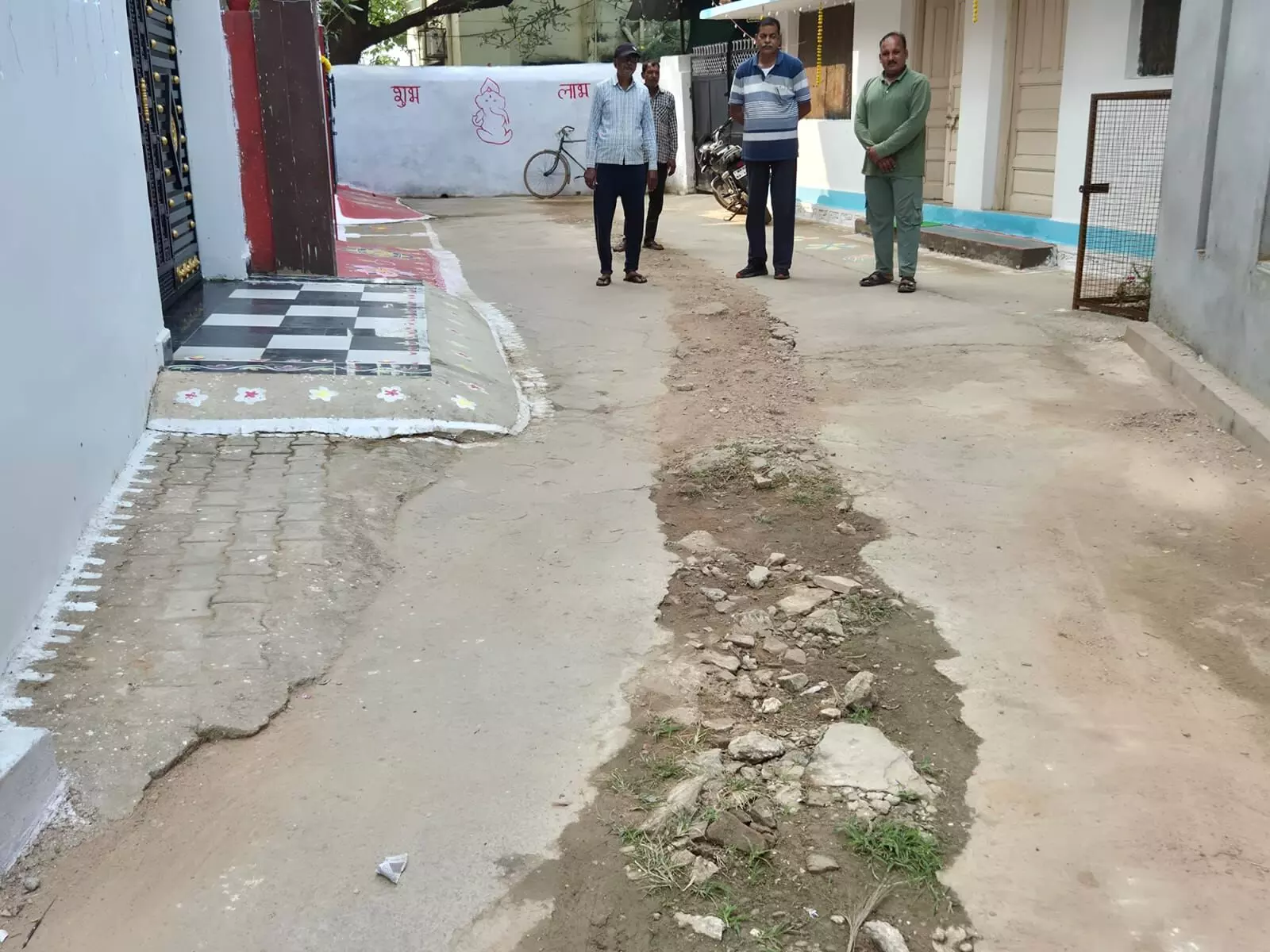 १४ महीनों से खुदी पडी है सडक, पाइप लाईन डालने के नाम पर खोदी गई थी, मोहल्लेवासियों को निकलने में हो रही परेशानी १४ महीनों से खुदी पडी है सडक, पाइप लाईन डालने के नाम पर खोदी गई थी, मोहल्लेवासियों को निकलने में हो रही परेशानी