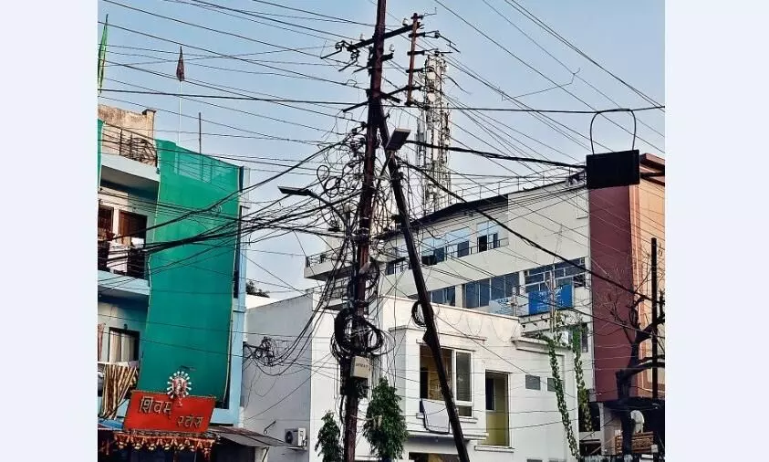 ट्रांसफाॅर्मरों में प्रॉपर अर्थिंग न होने से फैलता है करंट, दर्जनाें जानें गईं, मुआवजा सिर्फ कुछ को ट्रांसफाॅर्मरों में प्रॉपर अर्थिंग न होने से फैलता है करंट, दर्जनाें जानें गईं, मुआवजा सिर्फ कुछ को