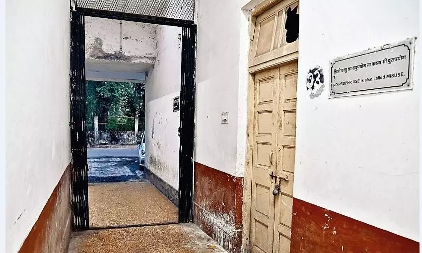 कलेक्ट्रेट के शौचालय में जब चाहे भर जाता है पानी, 15 दिनों से है बंद कलेक्ट्रेट के शौचालय में जब चाहे भर जाता है पानी, 15 दिनों से है बंद