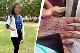 महिला डॉक्टर आत्महत्या: जिस विवाहिता की पीएम रिपोर्ट बदलने का था दबाव, उसके माता-पिता ने जताया संदेह महिला डॉक्टर आत्महत्या: जिस विवाहिता की पीएम रिपोर्ट बदलने का था दबाव, उसके माता-पिता ने जताया संदेह