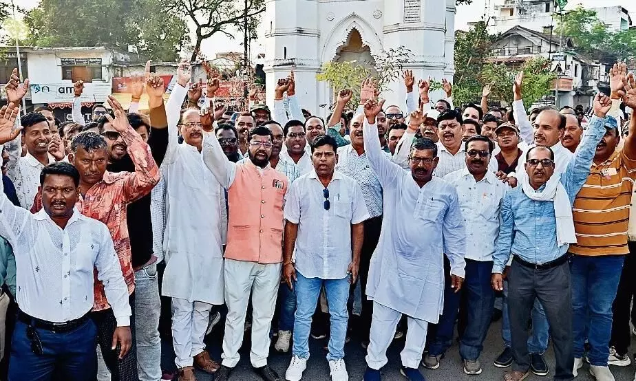 एप में ई-अटेंडेंस के खिलाफ रैली निकालकर किया प्रदर्शन एप में ई-अटेंडेंस के खिलाफ रैली निकालकर किया प्रदर्शन