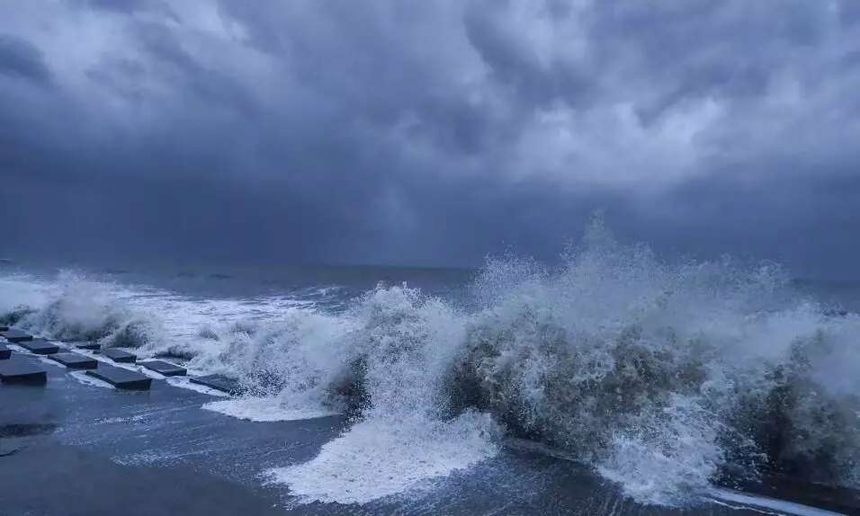 आंध्र प्रदेश के तट से तूफान मोन्था का टकराना शुरू, 100 किमी की रफ्तार से चल रही हवा, 52 फ्लाइट्स और 120 ट्रेनें कैंसिल आंध्र प्रदेश के तट से तूफान मोन्था का टकराना शुरू, 100 किमी की रफ्तार से चल रही हवा, 52 फ्लाइट्स और 120 ट्रेनें कैंसिल