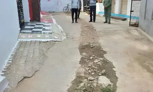 १४ महीनों से खुदी पडी है सडक, पाइप लाईन डालने के नाम पर खोदी गई थी, मोहल्लेवासियों को निकलने में हो रही परेशानी १४ महीनों से खुदी पडी है सडक, पाइप लाईन डालने के नाम पर खोदी गई थी, मोहल्लेवासियों को निकलने में हो रही परेशानी