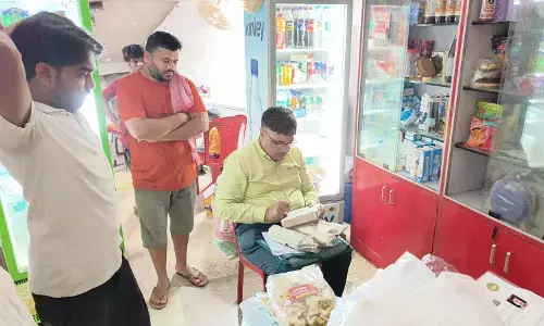 खाद्य सुरक्षा अधिकारी ने टीम के साथ रैपुरा पहुंचकर दुकानों से लिए कोल्डड्रिंक के सैम्पल खाद्य सुरक्षा अधिकारी ने टीम के साथ रैपुरा पहुंचकर दुकानों से लिए कोल्डड्रिंक के सैम्पल
