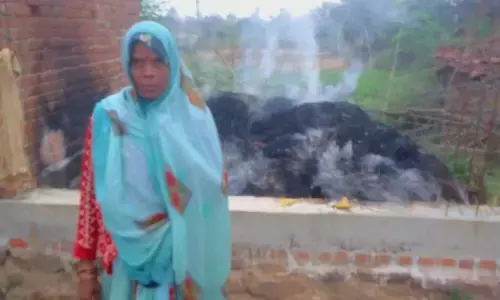 खलिहान में लगी आग किसान की फसल जलकर हुई खाक खलिहान में लगी आग किसान की फसल जलकर हुई खाक