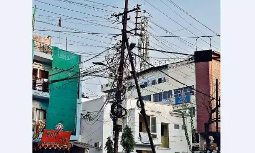 ट्रांसफाॅर्मरों में प्रॉपर अर्थिंग न होने से फैलता है करंट, दर्जनाें जानें गईं, मुआवजा सिर्फ कुछ को ट्रांसफाॅर्मरों में प्रॉपर अर्थिंग न होने से फैलता है करंट, दर्जनाें जानें गईं, मुआवजा सिर्फ कुछ को