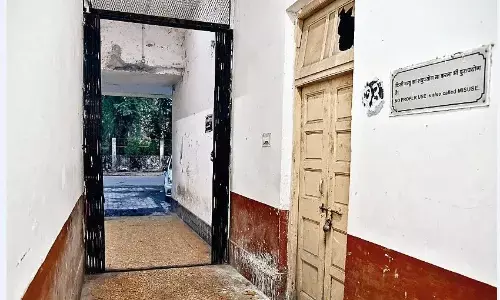 कलेक्ट्रेट के शौचालय में जब चाहे भर जाता है पानी, 15 दिनों से है बंद कलेक्ट्रेट के शौचालय में जब चाहे भर जाता है पानी, 15 दिनों से है बंद