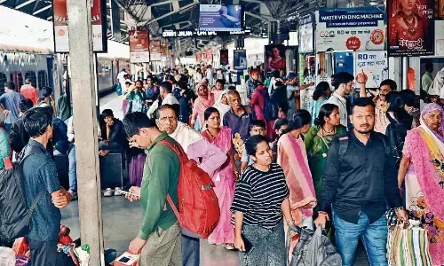 सवा घंटे की देरी से आई ट्रेन, ऐन वक्त पर बदल दिया प्लेटफाॅर्म सवा घंटे की देरी से आई ट्रेन, ऐन वक्त पर बदल दिया प्लेटफाॅर्म