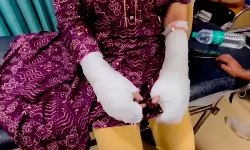 छात्रा ने टॉयलेट क्लीनर से खुद जलाए हाथ, CCTV फुटेज में बड़ा खुलासा, पिता ने क्यों और कैसे रची पूरी साजिश? जानें छात्रा ने टॉयलेट क्लीनर से खुद जलाए हाथ, CCTV फुटेज में बड़ा खुलासा, पिता ने क्यों और कैसे रची पूरी साजिश? जानें