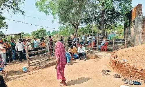 एक साथ हुआ दोनों मासूम भाइयों का अंतिम संस्कार, रो पड़ा पूरा गांव एक साथ हुआ दोनों मासूम भाइयों का अंतिम संस्कार, रो पड़ा पूरा गांव