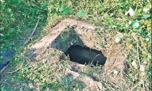 अभी भी खुला है मौत का सेप्टिक टैंक, 5 सफाई कर्मचारियों के भरोसे अस्पताल की सफाई व्यवस्था अभी भी खुला है मौत का सेप्टिक टैंक, 5 सफाई कर्मचारियों के भरोसे अस्पताल की सफाई व्यवस्था
