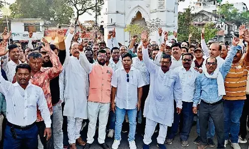 एप में ई-अटेंडेंस के खिलाफ रैली निकालकर किया प्रदर्शन एप में ई-अटेंडेंस के खिलाफ रैली निकालकर किया प्रदर्शन