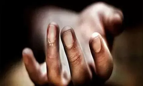 पति सोता रहा, पत्नी ने लगा ली फांसी, पति की प्रताड़ना से परेशान होकर महिला ने दी जान पति सोता रहा, पत्नी ने लगा ली फांसी, पति की प्रताड़ना से परेशान होकर महिला ने दी जान