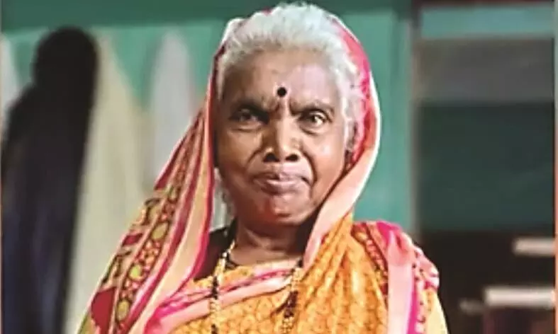 कपास चुन रही महिला को घसीटते हुए ले गया बाघ , जगह पर ही मौत कपास चुन रही महिला को घसीटते हुए ले गया बाघ , जगह पर ही मौत