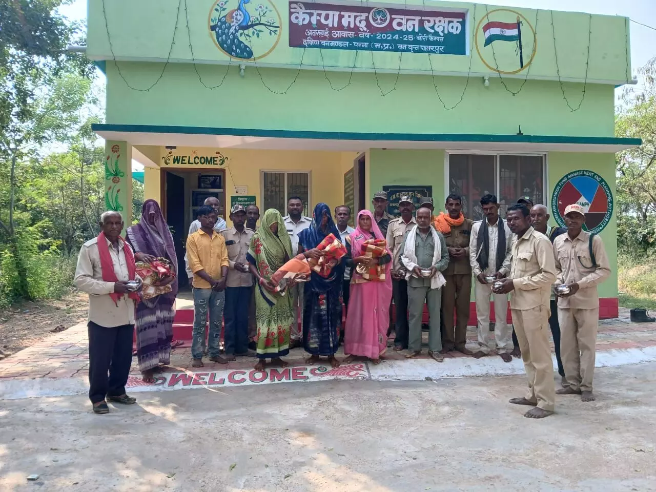 वन समिति सदस्यों व सुरक्षा श्रमिकों को वितरित किए उपहार वन समिति सदस्यों व सुरक्षा श्रमिकों को वितरित किए उपहार