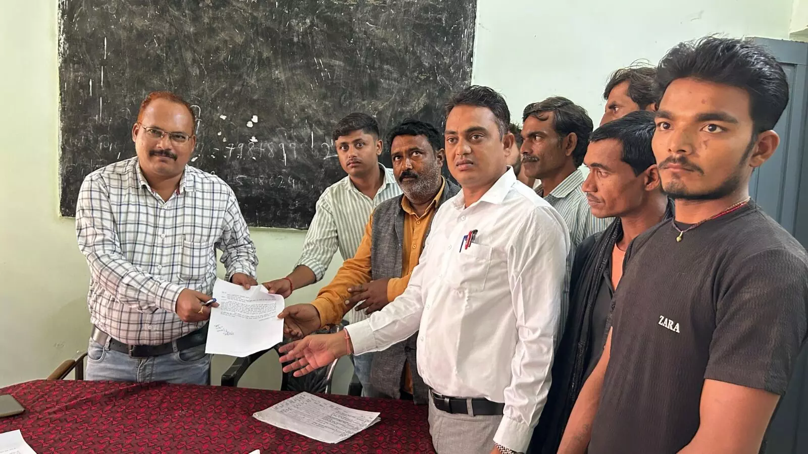 किसानों ने बायपास में सड़क पर रैम्प बनवाये जाने एसडीएम के नाम तहसीलदार को सौंपा ज्ञापन किसानों ने बायपास में सड़क पर रैम्प बनवाये जाने एसडीएम के नाम तहसीलदार को सौंपा ज्ञापन