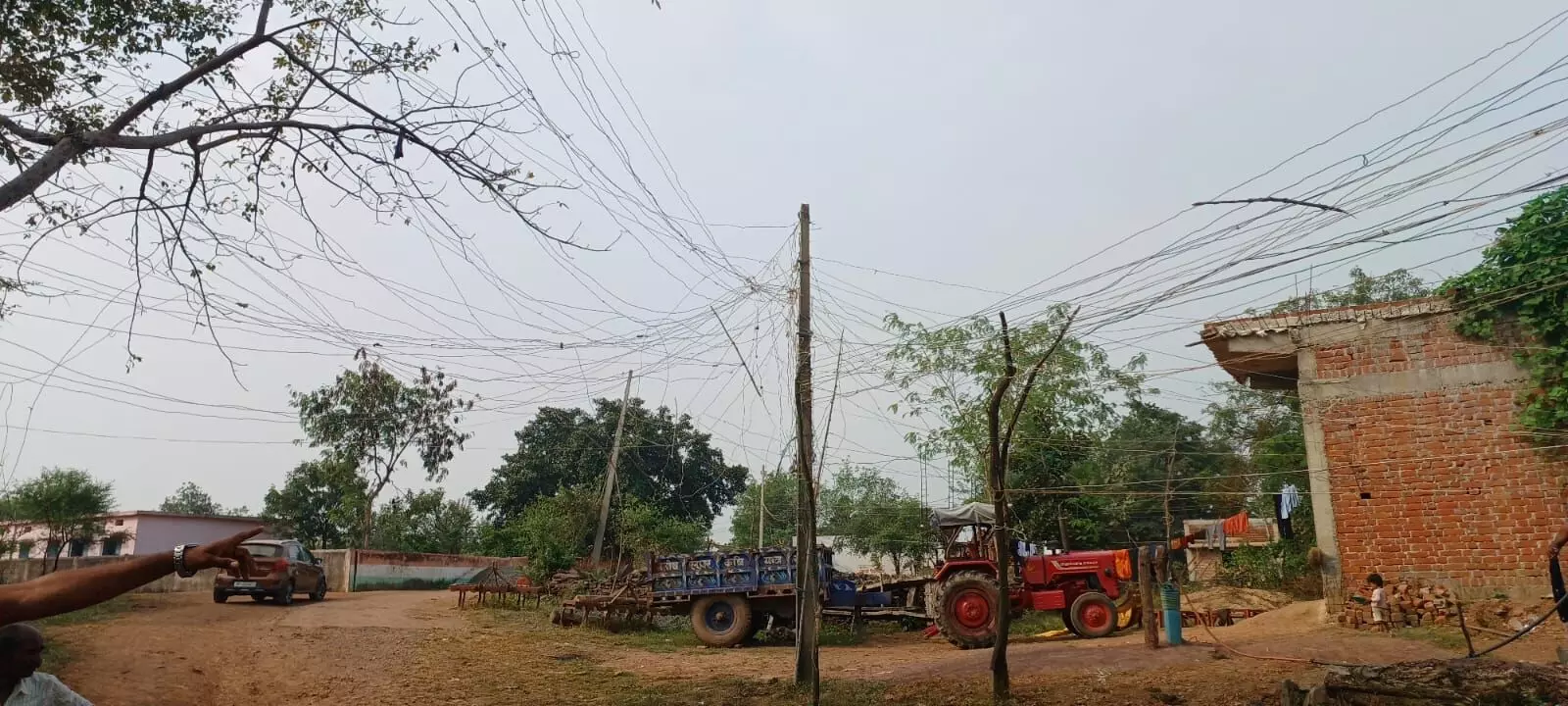 सात वर्षों से खराब विद्युत लाइन में नहीं हो सका सुधार, गांव के बाहर रखे ट्रांसफारमर से स्वयं की तारें खींचकर जलाते हैं लाईट सात वर्षों से खराब विद्युत लाइन में नहीं हो सका सुधार, गांव के बाहर रखे ट्रांसफारमर से स्वयं की तारें खींचकर जलाते हैं लाईट