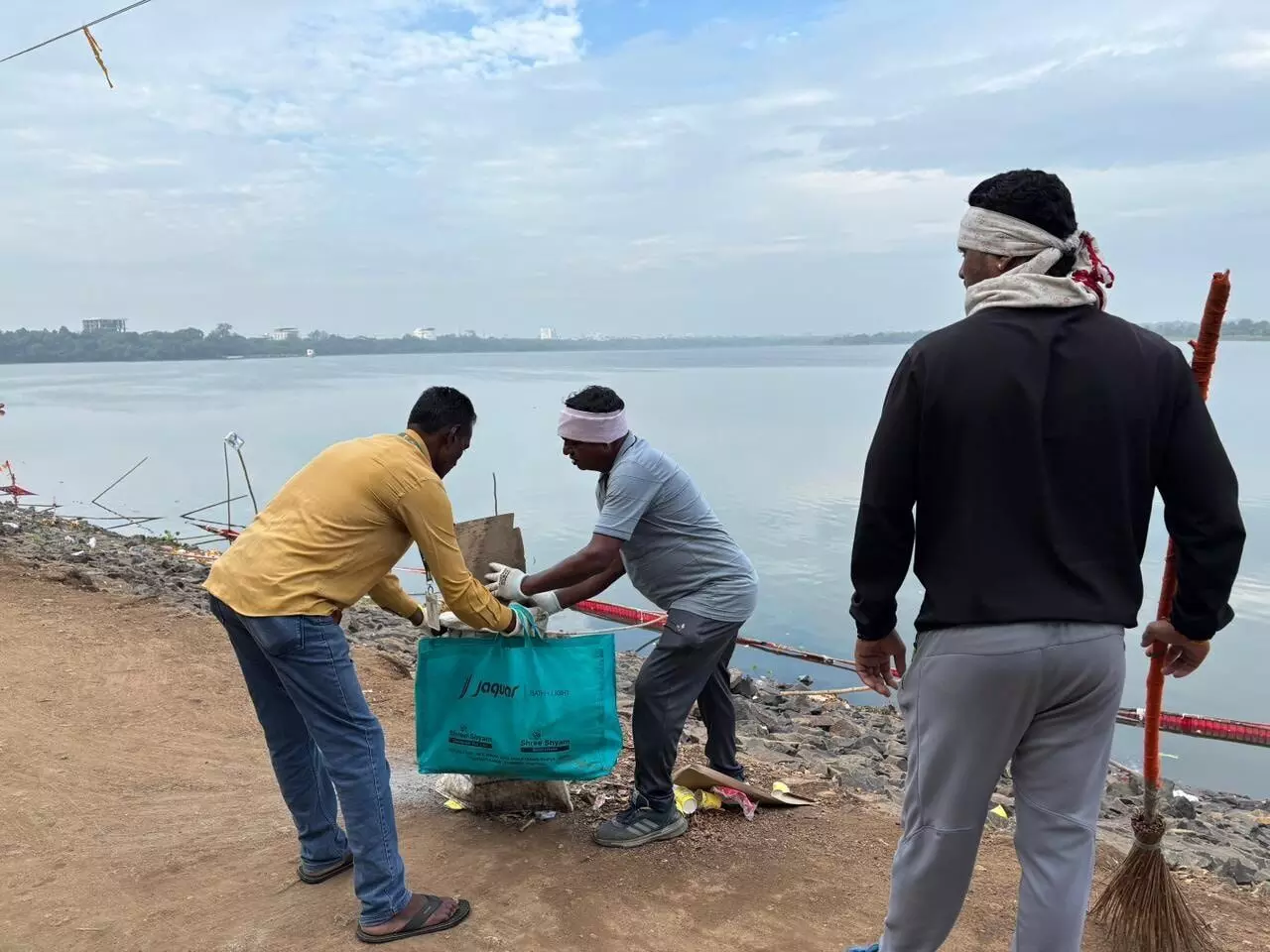 छठपूजा के बाद 3 टन कचरा संकलन , अंबाझरी और फुटाला में स्वच्छता अभियान छठपूजा के बाद 3 टन कचरा संकलन , अंबाझरी और फुटाला में स्वच्छता अभियान