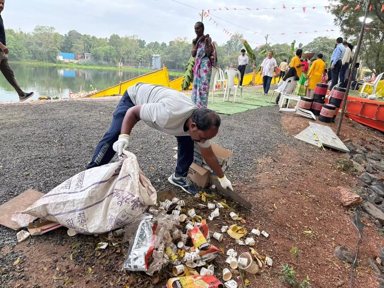 छठपूजा के बाद 3 टन कचरा संकलन , अंबाझरी और फुटाला में स्वच्छता अभियान छठपूजा के बाद 3 टन कचरा संकलन , अंबाझरी और फुटाला में स्वच्छता अभियान