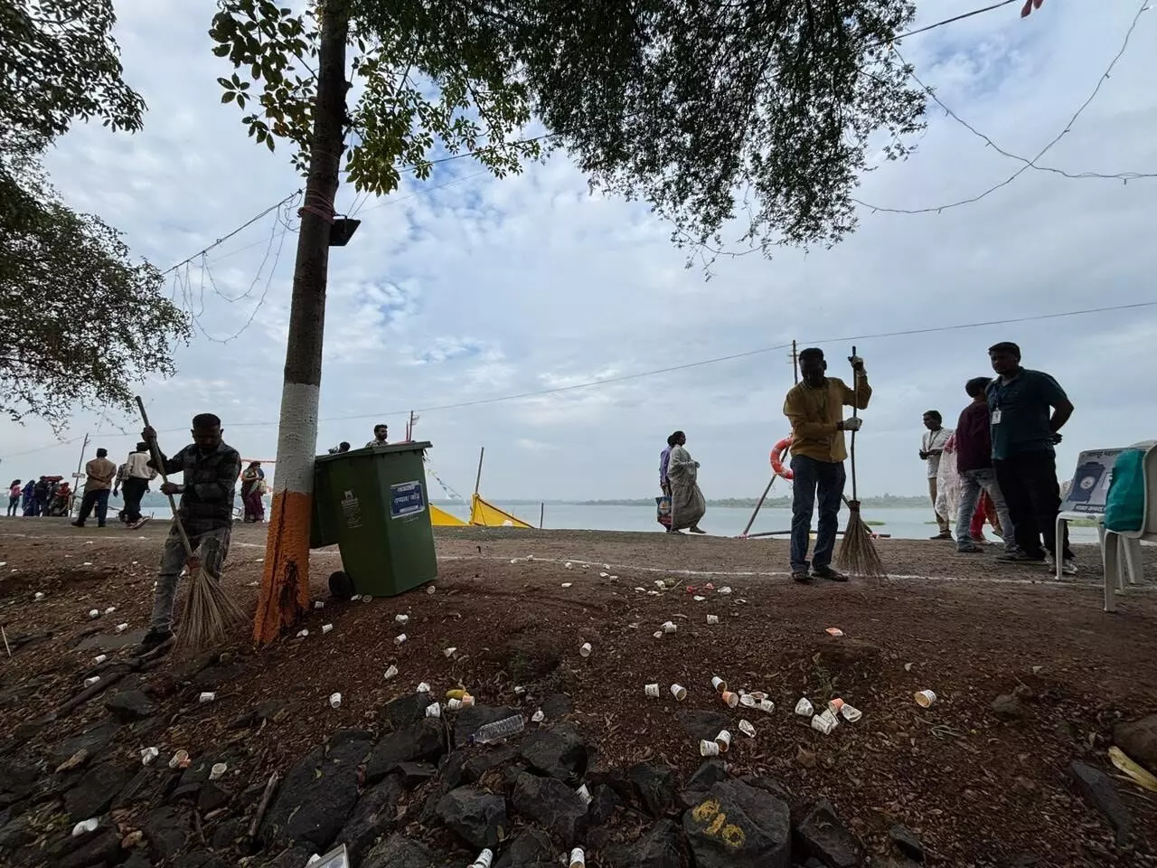 छठपूजा के बाद 3 टन कचरा संकलन , अंबाझरी और फुटाला में स्वच्छता अभियान छठपूजा के बाद 3 टन कचरा संकलन , अंबाझरी और फुटाला में स्वच्छता अभियान