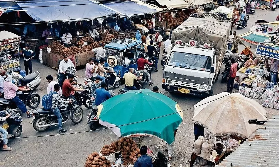 लाखों की दुकान होने के बाद भी सड़क पर बेच रहे सामग्री, रोज लग रहा जाम लाखों की दुकान होने के बाद भी सड़क पर बेच रहे सामग्री, रोज लग रहा जाम