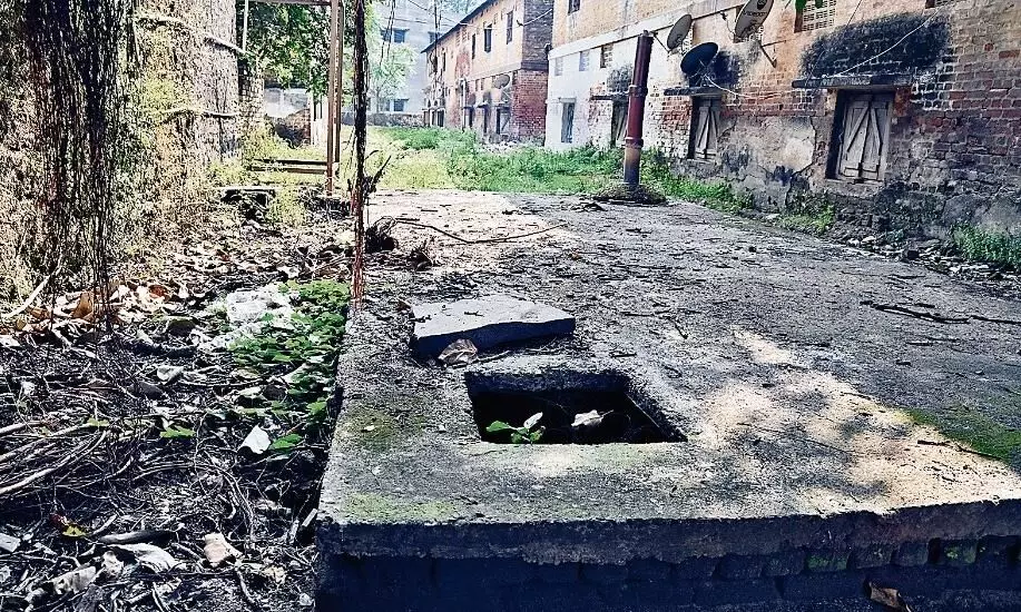 मासूमों की मौत से लोग दहल गए, पर नहीं जागे जिम्मेदार अभी भी कई जगह ऐसे ही खुले पड़े जानलेवा सेप्टिक टैंक मासूमों की मौत से लोग दहल गए, पर नहीं जागे जिम्मेदार अभी भी कई जगह ऐसे ही खुले पड़े जानलेवा सेप्टिक टैंक