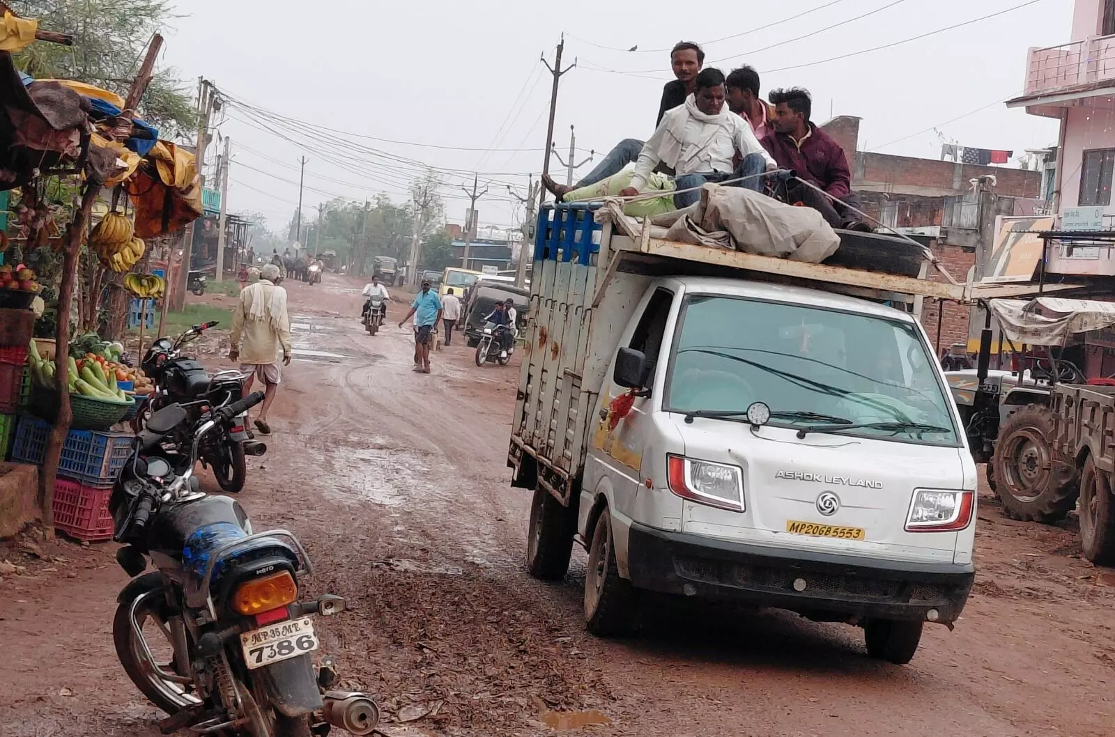 यातायात नियमों की खुलेआम उड़ाई जा रही धज्जियां, ओव्हरलोड कर सवारियों को बैठाया जा रहा ऊपर यातायात नियमों की खुलेआम उड़ाई जा रही धज्जियां, ओव्हरलोड कर सवारियों को बैठाया जा रहा ऊपर