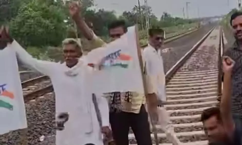 किसान आंदोलन से ट्रेनों की रफ्तार पर लगी ब्रेक, बुटीबोरी से खापरी तक कॉशन पर ट्रेनें किसान आंदोलन से ट्रेनों की रफ्तार पर लगी ब्रेक, बुटीबोरी से खापरी तक कॉशन पर ट्रेनें