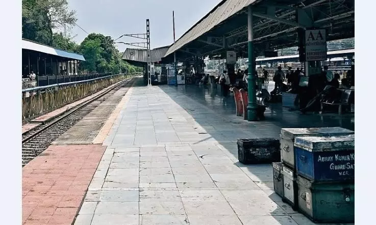 चलती ट्रेन में चाकू से किए 30 से ज्यादा वार, सुरक्षा पर सवाल चलती ट्रेन में चाकू से किए 30 से ज्यादा वार, सुरक्षा पर सवाल