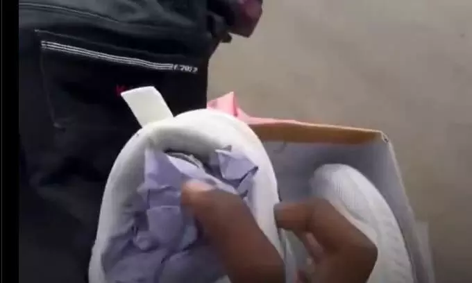 नए कपड़े मंगाकर पुराने कपड़े रिटर्न करने लगी लड़की, तो डिलीवरी बॉय ने किया ऐसा काम, लोग हो गए हैरान, यहां देखें वीडियो नए कपड़े मंगाकर पुराने कपड़े रिटर्न करने लगी लड़की, तो डिलीवरी बॉय ने किया ऐसा काम, लोग हो गए हैरान, यहां देखें वीडियो