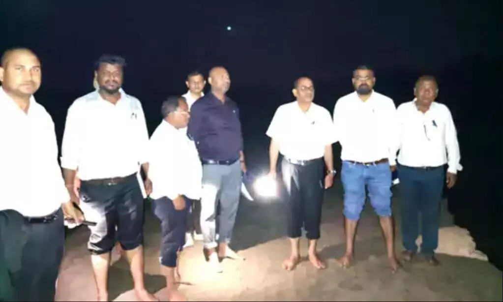 उत्तर प्रदेश में 22 लोगों से भारी नाव नदी में पलटी, 13 हुए लापता, मौके पर राहत एवं बचाव टीम उत्तर प्रदेश में 22 लोगों से भारी नाव नदी में पलटी, 13 हुए लापता, मौके पर राहत एवं बचाव टीम