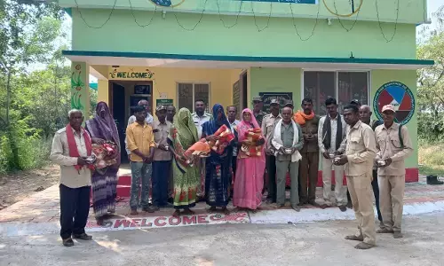 वन समिति सदस्यों व सुरक्षा श्रमिकों को वितरित किए उपहार वन समिति सदस्यों व सुरक्षा श्रमिकों को वितरित किए उपहार