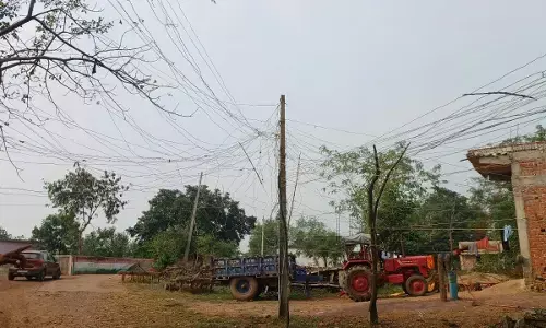 सात वर्षों से खराब विद्युत लाइन में नहीं हो सका सुधार, गांव के बाहर रखे ट्रांसफारमर से स्वयं की तारें खींचकर जलाते हैं लाईट सात वर्षों से खराब विद्युत लाइन में नहीं हो सका सुधार, गांव के बाहर रखे ट्रांसफारमर से स्वयं की तारें खींचकर जलाते हैं लाईट