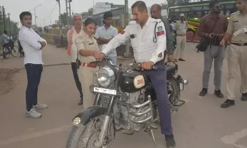 बाइकों में तेज आवाज वाले साइलेंसर लगाने पर कार्रवाई बाइकों में तेज आवाज वाले साइलेंसर लगाने पर कार्रवाई