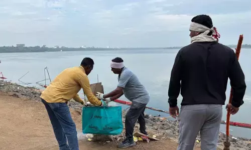 छठपूजा के बाद 3 टन कचरा संकलन , अंबाझरी और फुटाला में स्वच्छता अभियान छठपूजा के बाद 3 टन कचरा संकलन , अंबाझरी और फुटाला में स्वच्छता अभियान