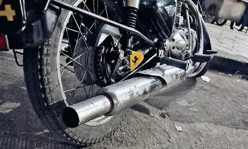 फिर बढ़ा मोडिफाइड सायलेंसर लगे वाहनों का शोर, राहगीरों की फजीहत फिर बढ़ा मोडिफाइड सायलेंसर लगे वाहनों का शोर, राहगीरों की फजीहत