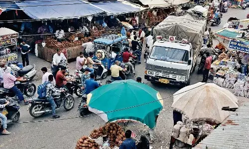 लाखों की दुकान होने के बाद भी सड़क पर बेच रहे सामग्री, रोज लग रहा जाम लाखों की दुकान होने के बाद भी सड़क पर बेच रहे सामग्री, रोज लग रहा जाम