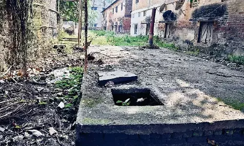 मासूमों की मौत से लोग दहल गए, पर नहीं जागे जिम्मेदार अभी भी कई जगह ऐसे ही खुले पड़े जानलेवा सेप्टिक टैंक मासूमों की मौत से लोग दहल गए, पर नहीं जागे जिम्मेदार अभी भी कई जगह ऐसे ही खुले पड़े जानलेवा सेप्टिक टैंक