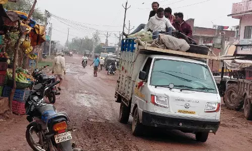 यातायात नियमों की खुलेआम उड़ाई जा रही धज्जियां, ओव्हरलोड कर सवारियों को बैठाया जा रहा ऊपर यातायात नियमों की खुलेआम उड़ाई जा रही धज्जियां, ओव्हरलोड कर सवारियों को बैठाया जा रहा ऊपर