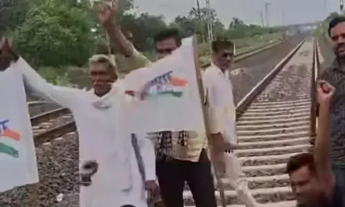 किसान आंदोलन से ट्रेनों की रफ्तार पर लगी ब्रेक, बुटीबोरी से खापरी तक कॉशन पर ट्रेनें किसान आंदोलन से ट्रेनों की रफ्तार पर लगी ब्रेक, बुटीबोरी से खापरी तक कॉशन पर ट्रेनें