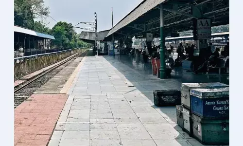 चलती ट्रेन में चाकू से किए 30 से ज्यादा वार, सुरक्षा पर सवाल चलती ट्रेन में चाकू से किए 30 से ज्यादा वार, सुरक्षा पर सवाल