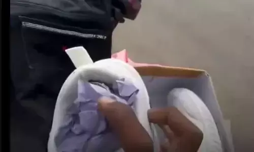 नए कपड़े मंगाकर पुराने कपड़े रिटर्न करने लगी लड़की, तो डिलीवरी बॉय ने किया ऐसा काम, लोग हो गए हैरान, यहां देखें वीडियो नए कपड़े मंगाकर पुराने कपड़े रिटर्न करने लगी लड़की, तो डिलीवरी बॉय ने किया ऐसा काम, लोग हो गए हैरान, यहां देखें वीडियो