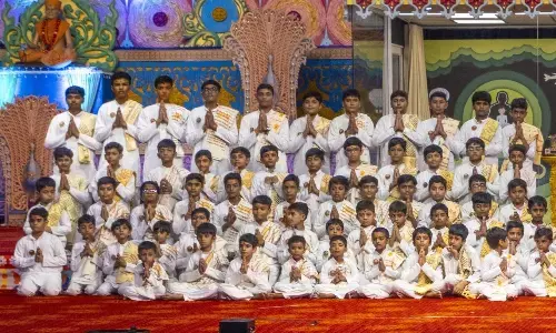 महंत स्वामी महाराज की दिव्य दृष्टि से हुआ वैश्विक संस्कार, हजारों बालक संस्कृत से संस्कार की ओर अग्रसर महंत स्वामी महाराज की दिव्य दृष्टि से हुआ वैश्विक संस्कार, हजारों बालक संस्कृत से संस्कार की ओर अग्रसर