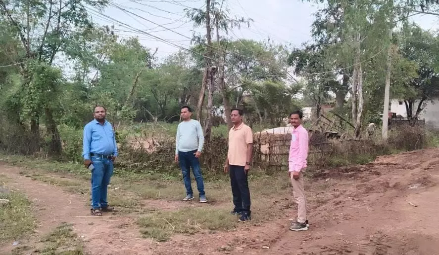 निरीक्षण के लिए अधिकारी पहुंचे कुंडा ग्राम, विद्युत विभाग ने लिया मामले पर संज्ञान