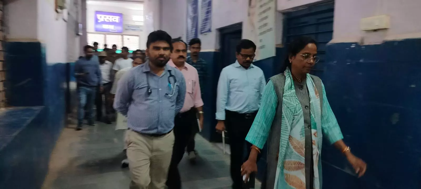 कलेक्टर ने सामुदायिक स्वास्थ्य केन्द्र का किया औचक निरीक्षण