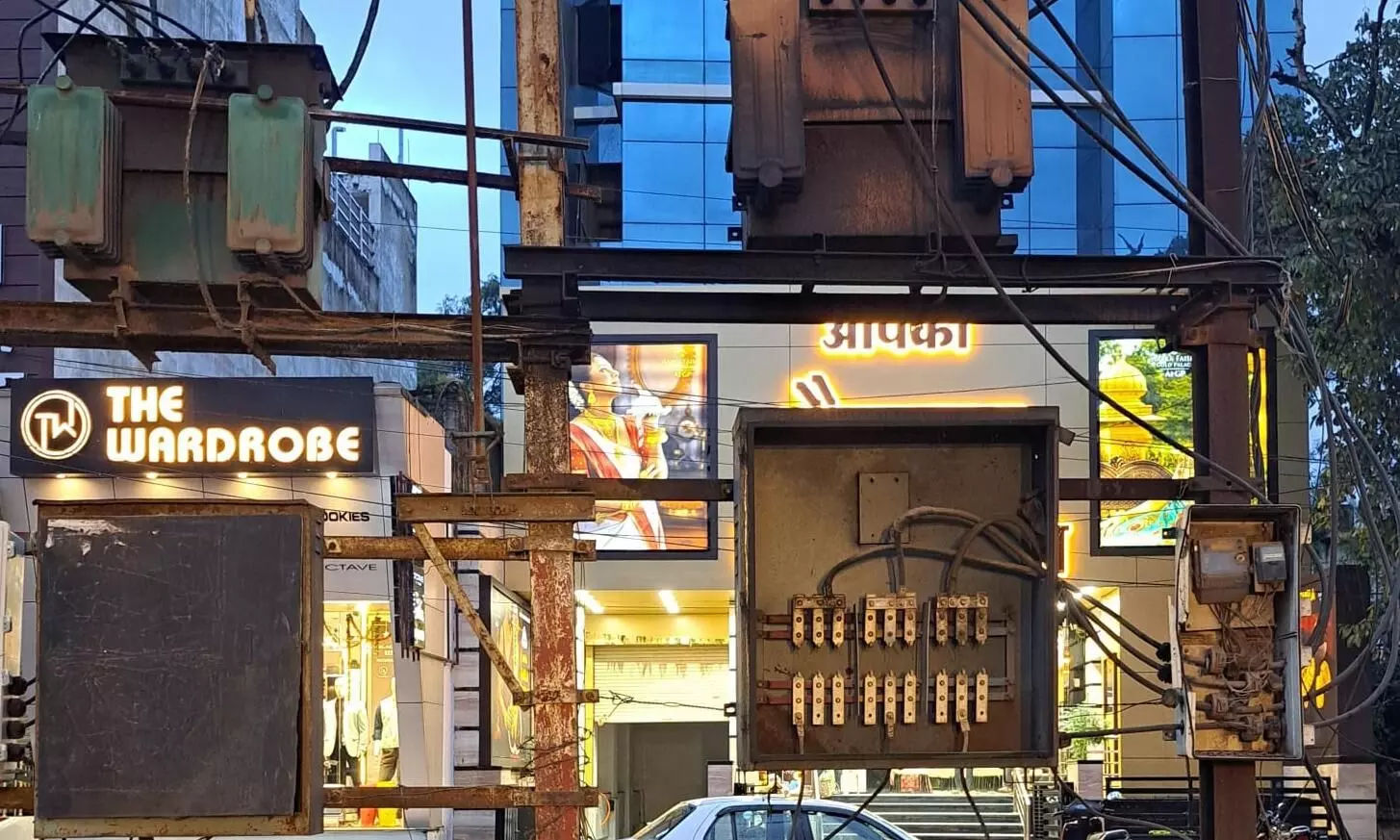 मेन रोड में ही दौड़ रहा खतरे का करंट मेन रोड में ही दौड़ रहा खतरे का करंट