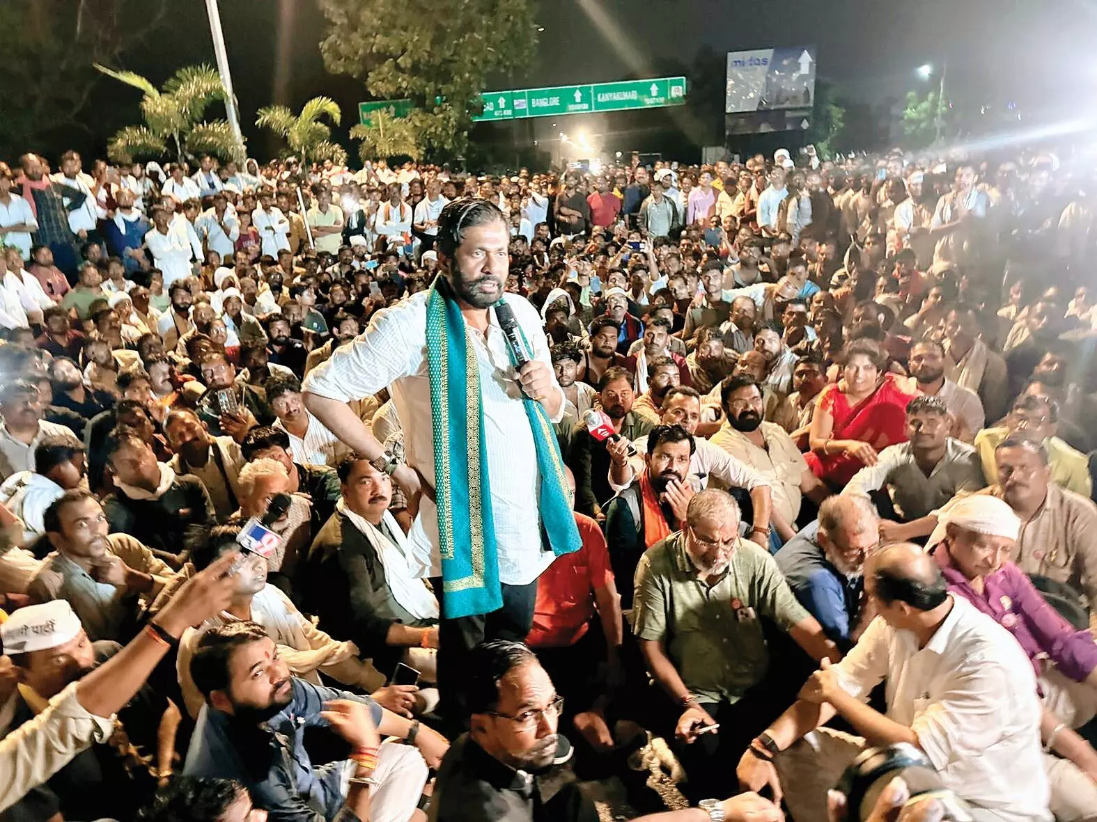 बारिश में भी डटे रहे आंदोलनकारी किसान, शामिल हुए मराठा नेता जरांगे, मुंबई में बैठक, बच्चू कड़ू ले रहे हिस्सा बारिश में भी डटे रहे आंदोलनकारी किसान, शामिल हुए मराठा नेता जरांगे, मुंबई में बैठक, बच्चू कड़ू ले रहे हिस्सा